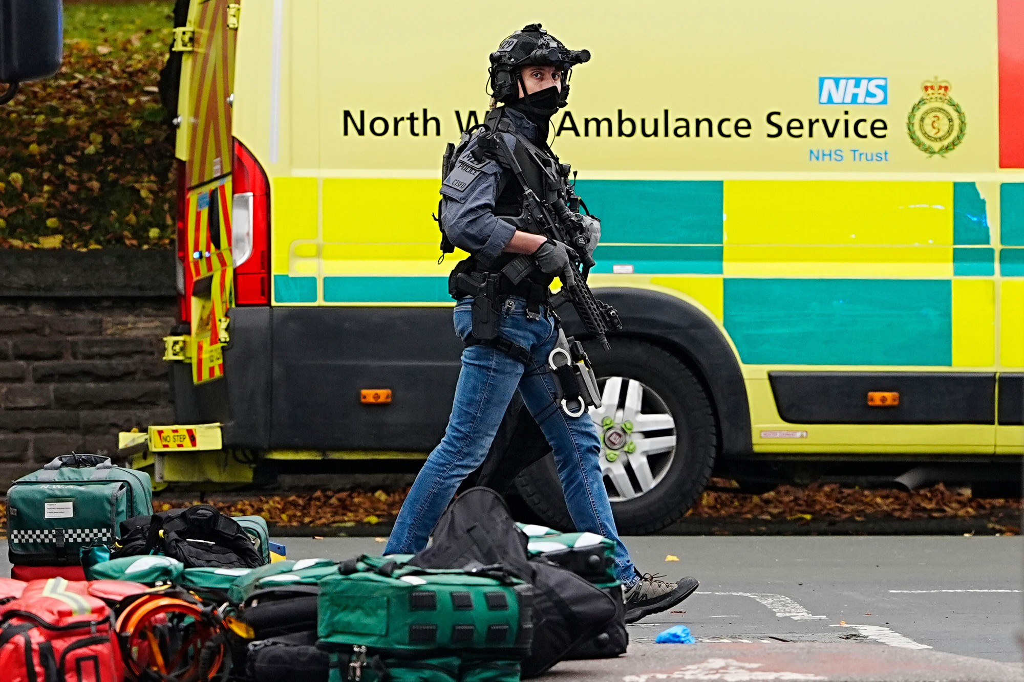 Pri útoku v meste Manchester zomreli dve osoby.