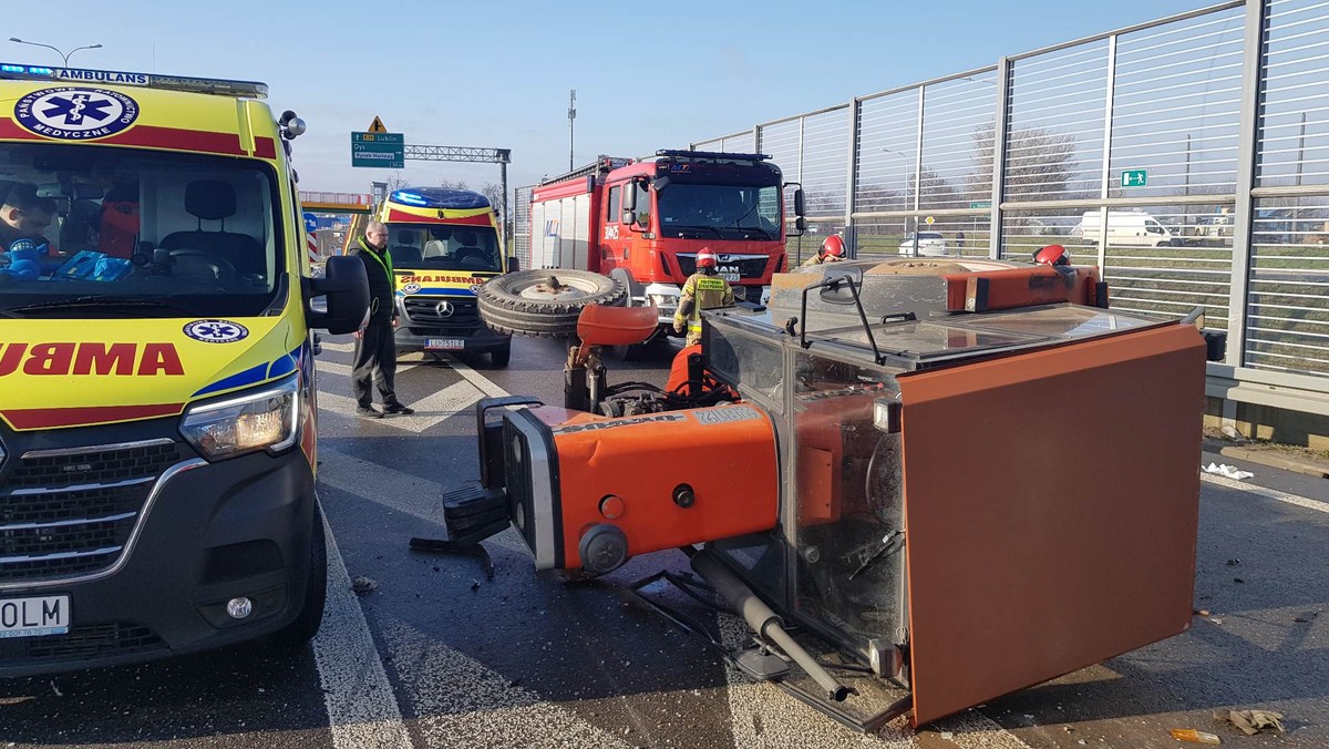 Tragiczny wypadek. Traktor zderzył się z osobówką, nie żyje 56-latek