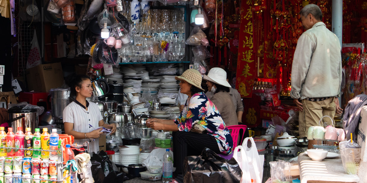 Kambodża eksportuje do UE przede wszystkim odzież i tkaniny, obuwie oraz rowery. Mimo wielu atrakcyjnych zachęt stosowanych przez Kambodżę dla ściągnięcia obcego kapitału, zagraniczne przedsiębiorstwa skarżą się na wszechobecną korupcję.
