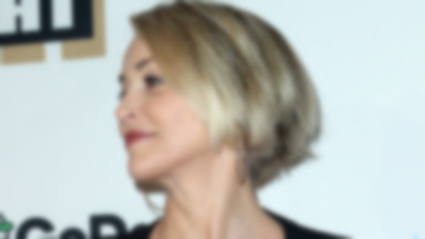 Sharon Stone z dumą prezentuje swój 59-letni dekolt. Aktorka wciąż zachwyca urodą