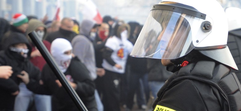 Policjant skopał demonstranta. Prokuratura: Niska szkodliwość czynu