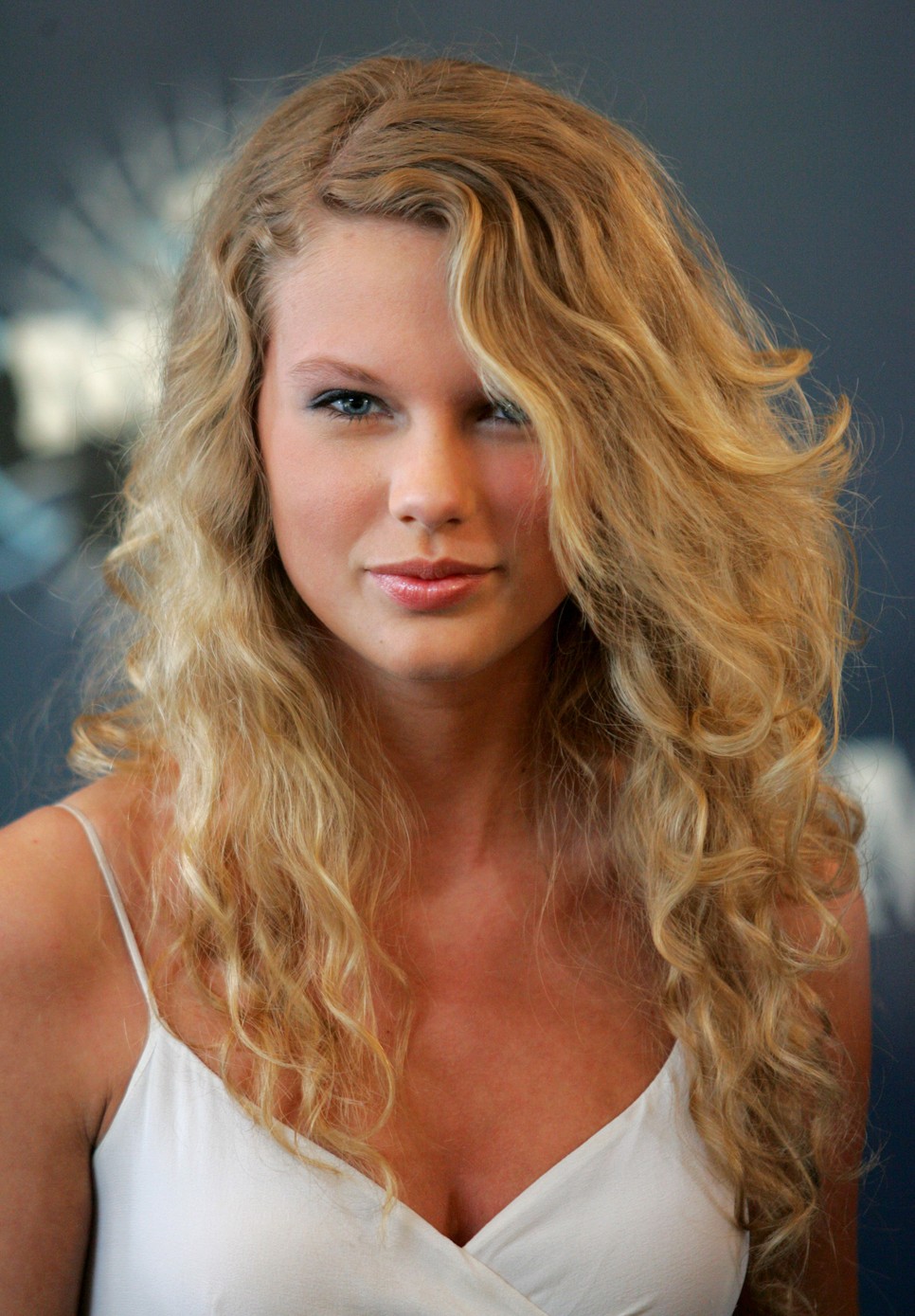 Taylor Swift itt mindössze 16 éves volt