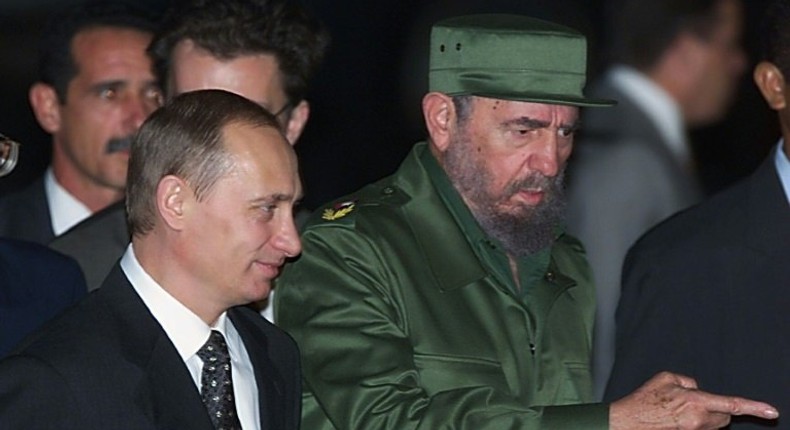 Then Cuban President Fidel Castro (R) welcomes Russian President Vladimir Putin to Jose Marti Airport in Havana on December 13, 2000