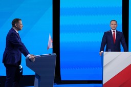 Trzaskowski zapytał Nawrockiego o relacje z półświatkiem i "ustawki kibolskie". Nawrocki wręczył mu zdjęcie