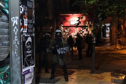 Atak na policję. Grupa funkcjonariuszy obrzucona koktajlami Mołotowa