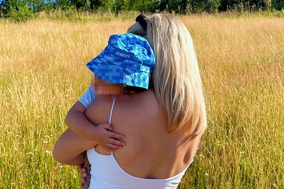 Pevačica (36) završila DOKTORSKE STUDIJE i najobrazovanija je na estradi, a sad sa mužem i sinom otišla na selo: Beru maline, pokazala kako uživaju