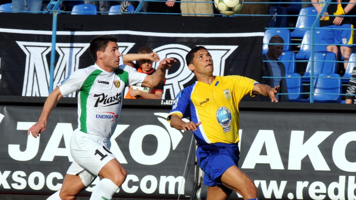 W pierwszym sobotnim spotkaniu 26. kolejki Ekstraklasy Arka Gdynia zremisowała na własnym stadionie ze Śląskiem Wrocław 3:3 (0:2). Gospodarze punkt zawdzięczają... Jarosławowi Fojutowi ze Śląska, który znacznie pomógł gdyńskiemu zespołowi.