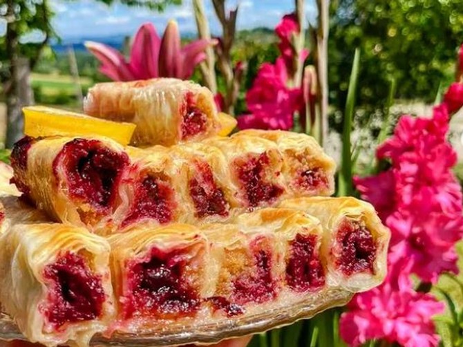 Posna pita sa plazmom i višnjama po receptu Dragice Marković lepša je i sočnija od baklave