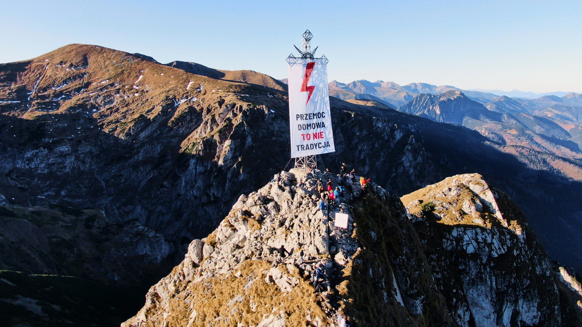 Baner Strajku Kobiet na Giewoncie