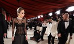 Oscary 2023. Lady Gaga ruszyła na pomoc fotoreporterowi! Co się stało? WIDEO