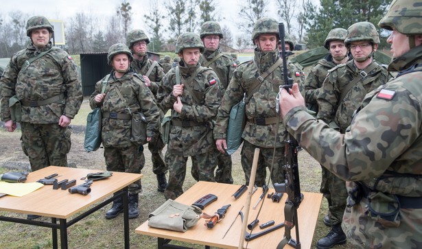 Rezerwiści podczas ćwiczeń mobilizacyjnych na poligonie 5. Pułku Chemicznego w Tarnowskich Górach. Składanie broni. fot. (mgo) PAP/Andrzej Grygiel