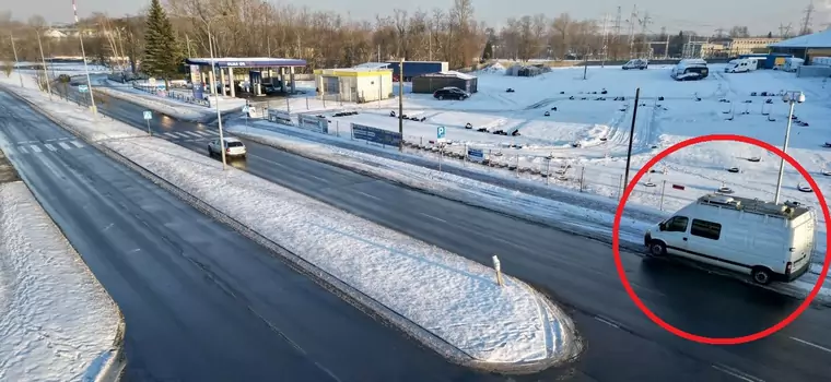 Białe auto dostawcze stojące przed przejściem dla pieszych oznacza ryzyko mandatu