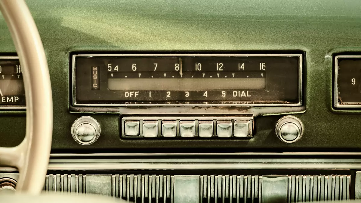 Stare radio samochodowe. Ładniejsze niż wielki ekran dotykowy?