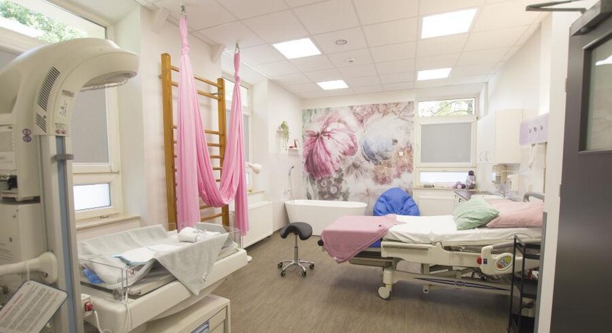 Szpital im. Stefana Żeromskiego dostał w ankietach wysoki wynik 77,77 pkt. Rodzące tu kobiety najbardziej doceniają wysoki poziom opieki, wsparcie w karmieniu piersią, możliwość kontaktu z dzieckiem po narodzinach oraz postawę personelu.