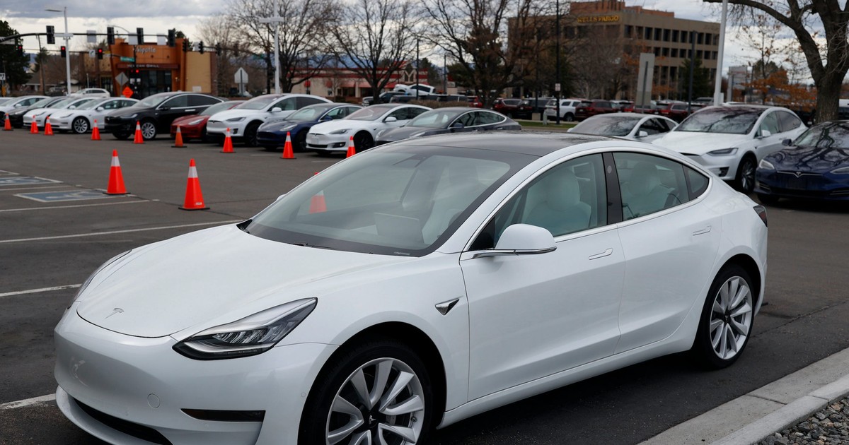 A Tesla stopped working and got stuck in the middle a busy road for 9 ...