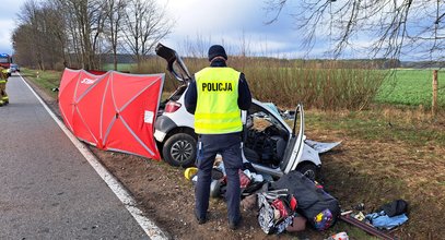 Przeraźliwy lament doprowadził policjantów do strasznego widoku. Starszy pan skonał na oczach żony