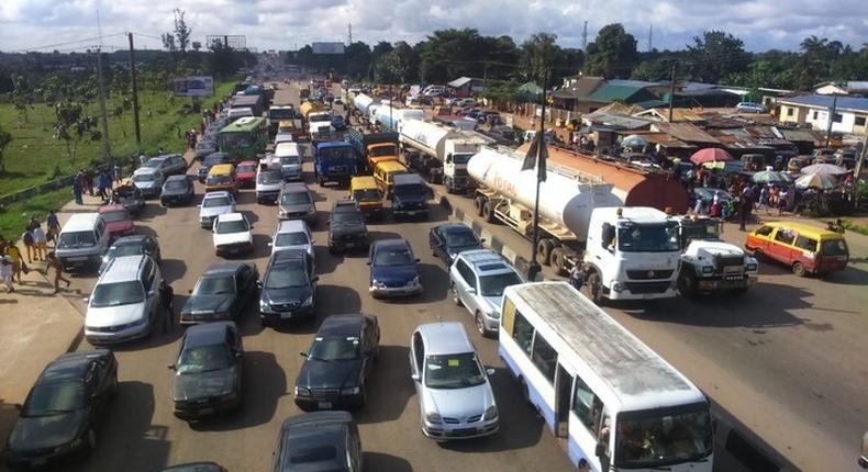 ASUU strike: UNIBEN students mount roadblock on Benin-Ore-Sagamu road to protest (Nairaland)