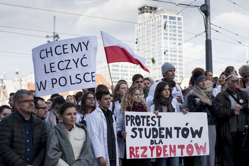 Pikieta studentów medycyny w geście poparcia dla protestujących lekarzy-rezydentów z Warszawy