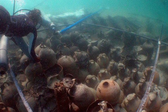NEVEROVATNO OTKRIĆE: Arheolozi pronašli rimski brod sa RIBLJIM SOSOM starim 1600 GODINA!