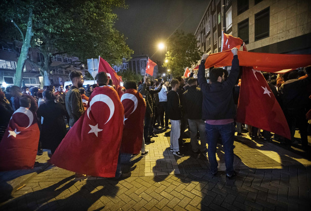 Sytuacja uspokoiła się po przybyciu na lotnisko w Stambule grupy zwolenników prezydenta Recepta Tayyipa Erdogana, który na wieść o puczu przyleciał z urlopu w Marmaris