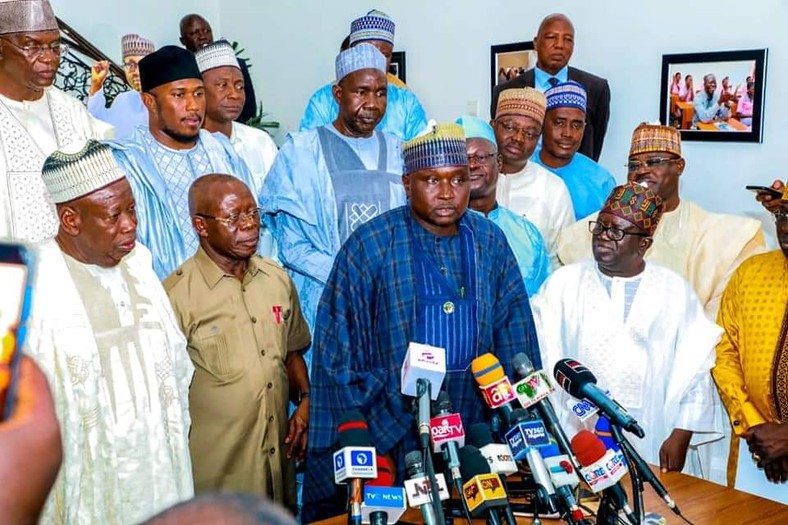 All Progressives Congress (APC) National Chairman, Comrade Adams Oshiomhole and Kano state governor, Abdullahi Umar Ganduje. [Twitter/@ShuwakiYusuf] 