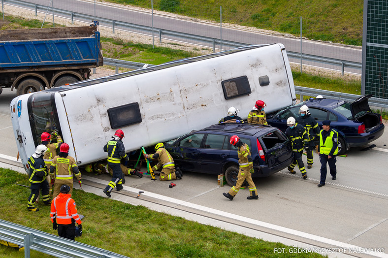 Ćwiczenia służb ratowniczych na autostradzie