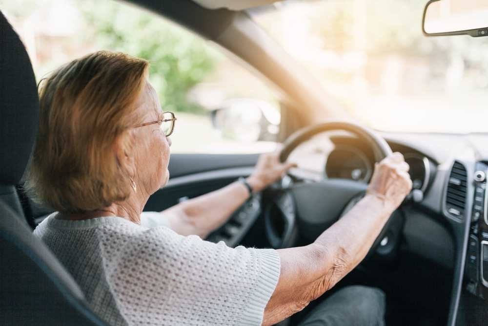 Seniori môžu prísť o vodičské preukazy? Chystajú sa veľké zmeny v celej Európskej únii.