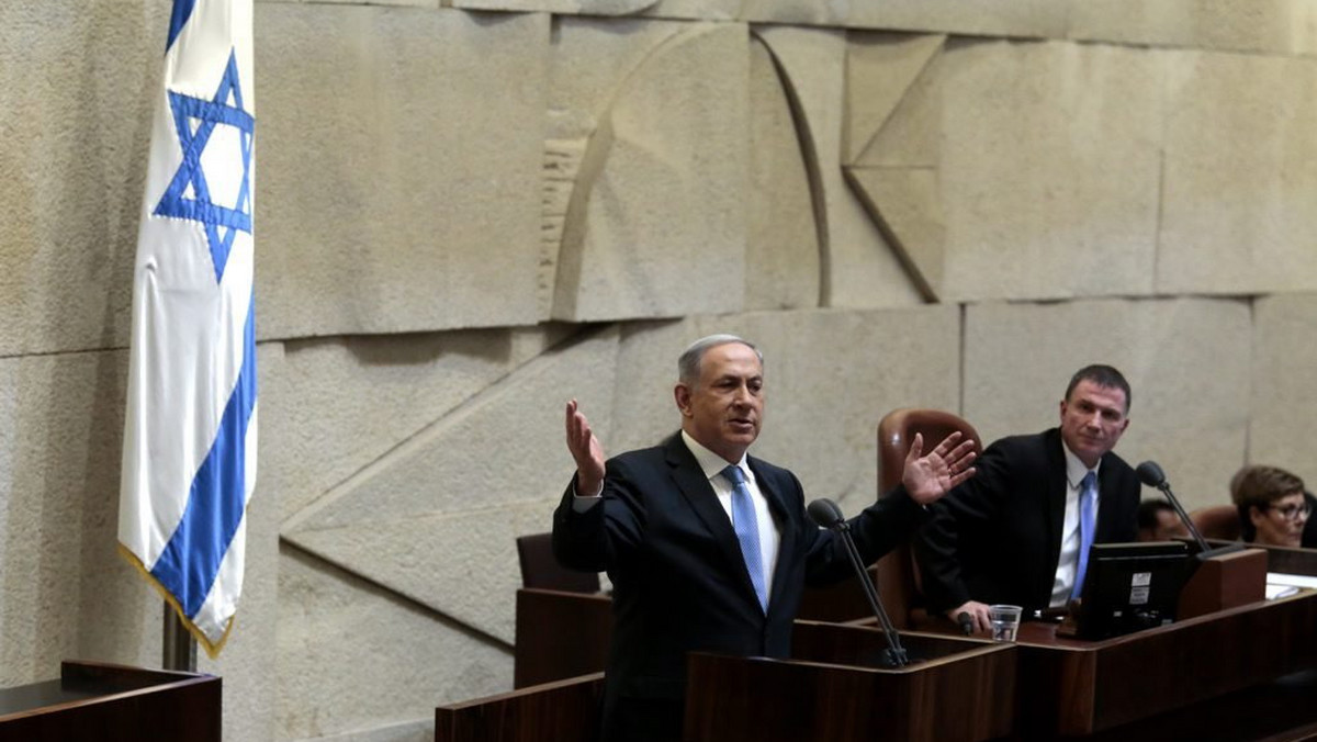 Wieczorem zaprzysiężono w Izraelu nowy rząd premiera Benjamina Netanjahu, mimo wcześniejszy sporów, które doprowadziły do opóźnienia o dwie godziny uroczystości powołania nowego gabinetu. Konflikt dotyczył obsadzenia stanowisk ministerialnych.