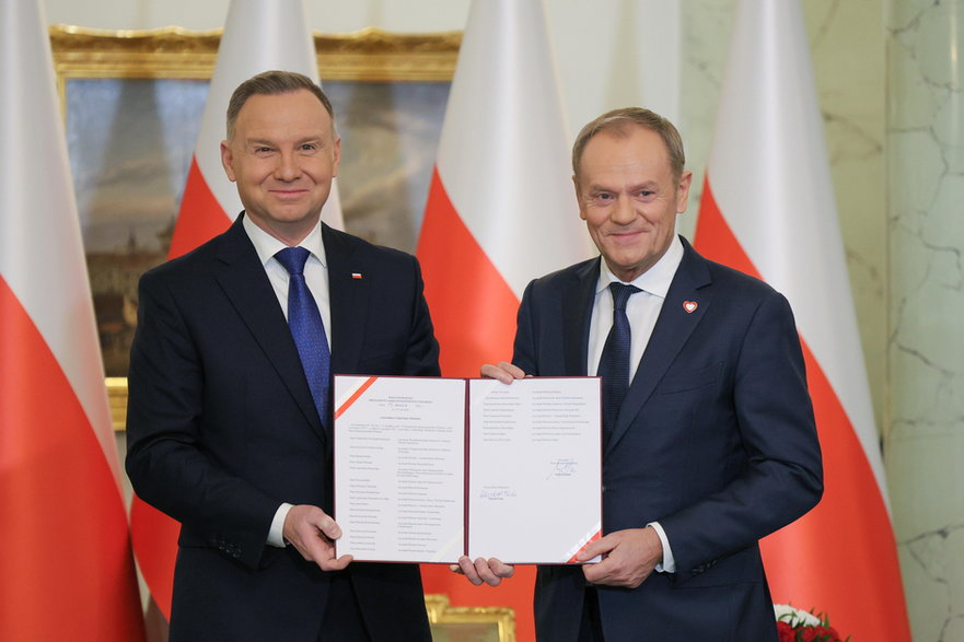 Prezydent Andrzej Duda oraz premier Donald Tusk podczas uroczystości zaprzysiężenia kierowanego przez Donalda Tuska gabinetu w Pałacu Prezydenckim