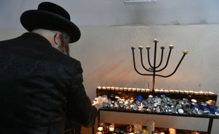 "Haarec": Koronawirus największym zagrożeniem dla światopoglądu ultraortodoksów od czasów Holokaustu