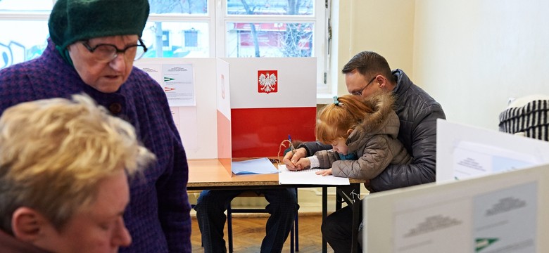 PKW: Frekwencja na godz. 17.30 wyniosła 39,28 proc. Blisko 500 incydentów
