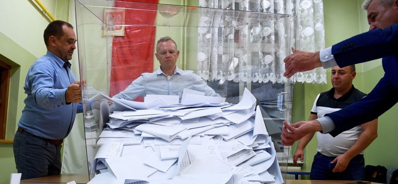 PiS wygrał w czternastu województwach; Koalicja Obywatelska - w dwóch