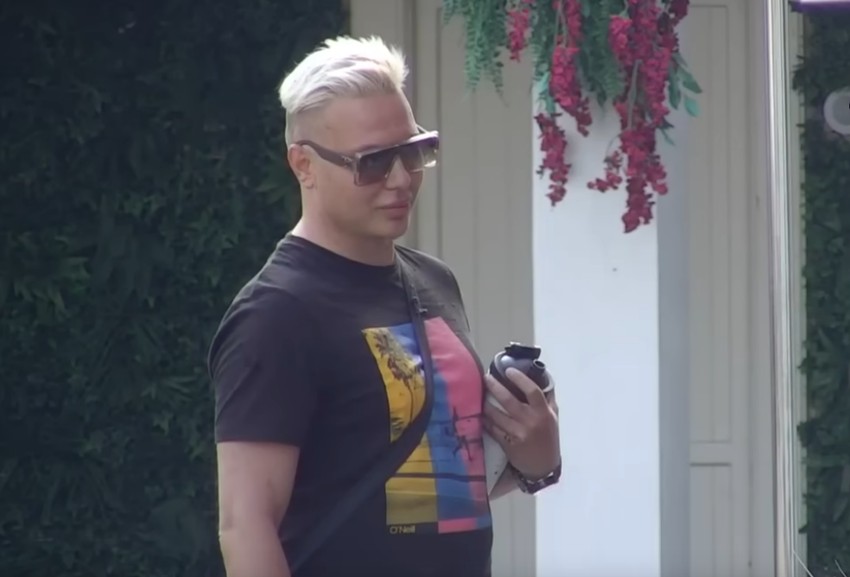 Brendon nudi intimu preko sajta za odrasle