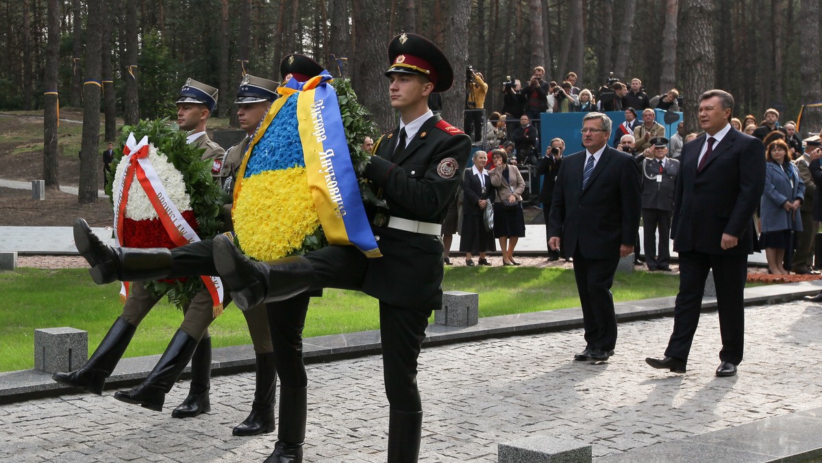 - W lesie w Bykowni stąpamy po śladach gigantycznej tragedii mieszkańców tej ziemi - mówiła Izabella Sariusz-Skąpska, prezes Zarządu Federacji Rodzin Katyńskich podczas uroczystości otwarcia polskiego cmentarza wojennego w Bykowni.