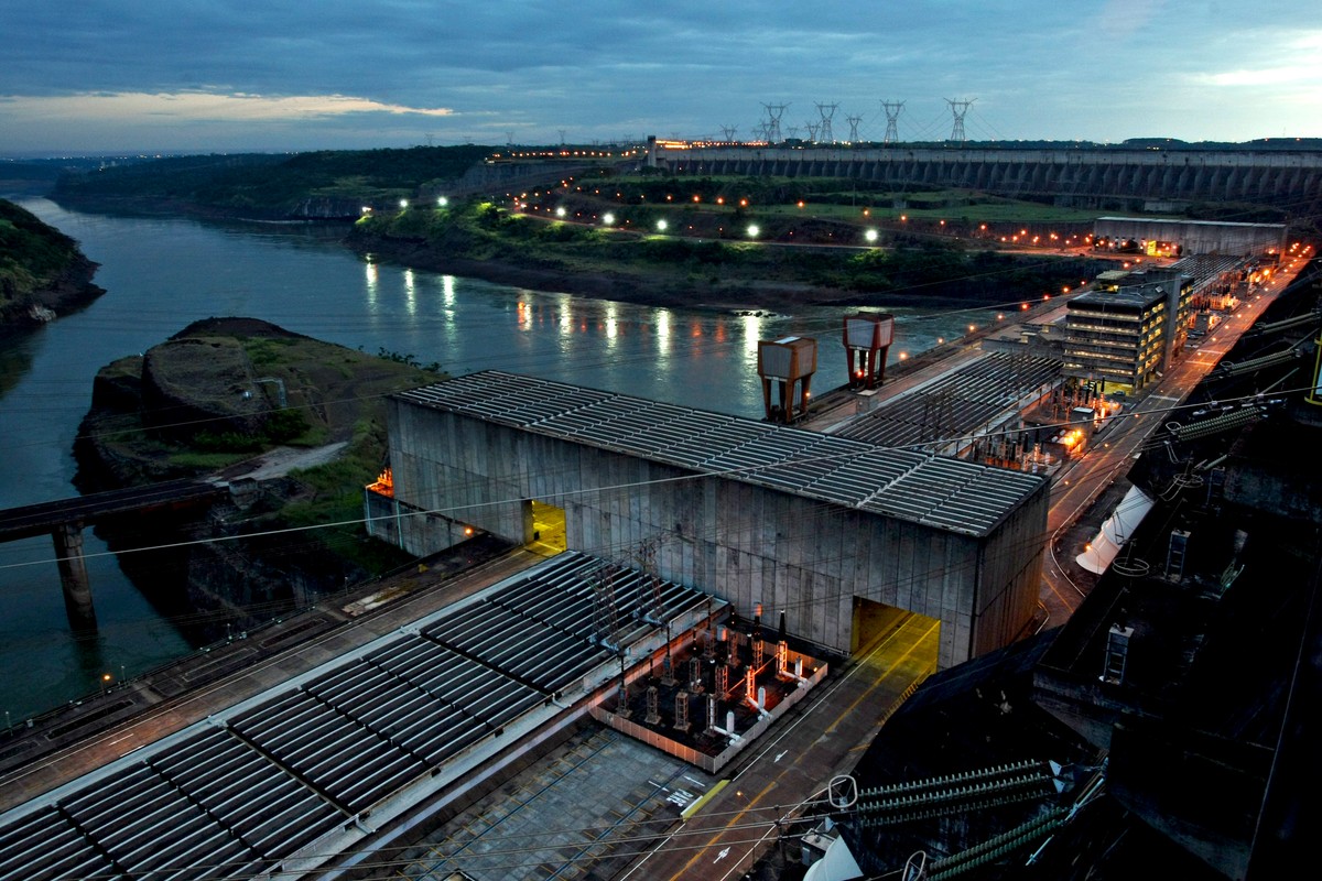 Elektrownia wodna na rzece Parana w Foz do Iguacu w Brazylii. Fot: Adriano Machado/Bloomberg