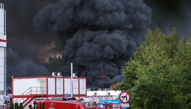 Potężny pożar w Siemianowicach Śląskich. Czarny dym nad miastem, wydano alert