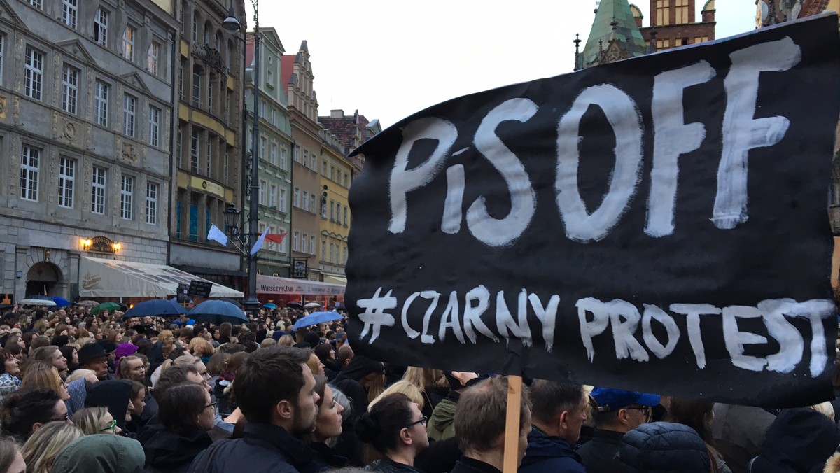 Już jutro o godz. 12 pod siedzibą wrocławskiej kurii na Ostrowie Tumskim odbędzie się protest Strajku Kobiet pod hasłem "Słowo na niedzielę – wieszak dla biskupa". Panie chcą w ten sposób sprzeciwić się wprowadzeniu całkowitego zakazu aborcji. Podobne pikiety odbędą się w wielu miastach Polski.