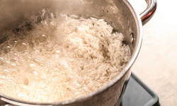 Nie wylewaj wody po gotowaniu ryżu! To hit włosomaniaczek