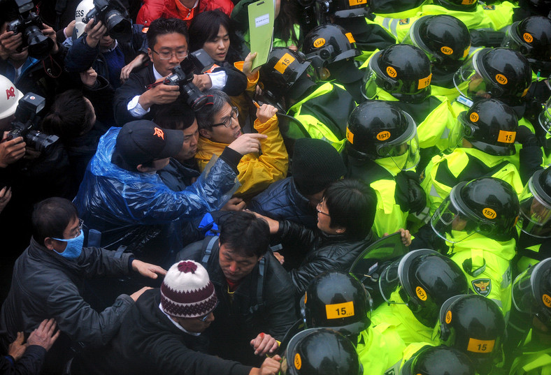 Protestanci w starciu w policją w czasie demonstracji przeciw szczytowi G20 w Seulu w Korei Południowej. Fot: Seokyong Lee/Bloomberg