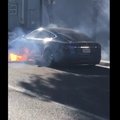 Tesla zaczęła płonąć na środku ulicy. "Nagle, bez wypadku, w korku" [WIDEO]
