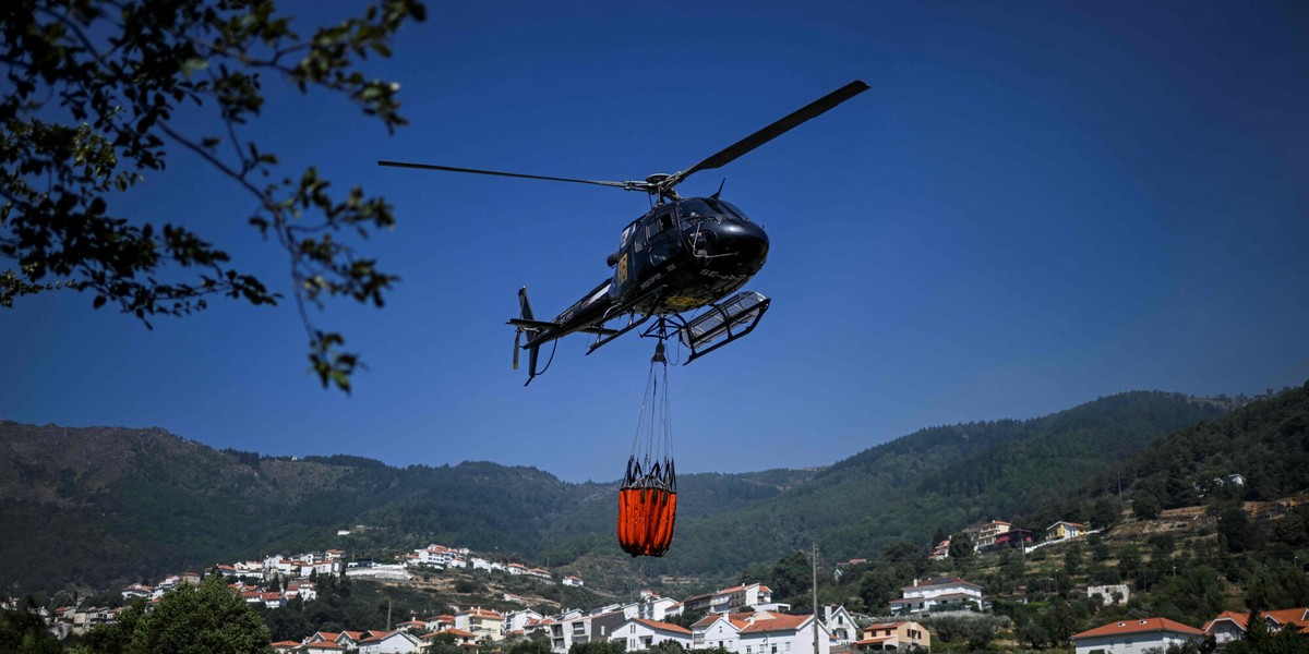 Helikopter strażacki Airbus AS350/H125 „Ecureuil”.