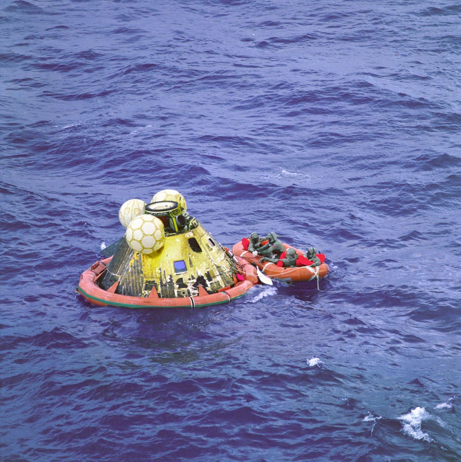 Załoga Apollo 11 po wylądowaniu czekają na helikopter ze statku USS Hornet. 