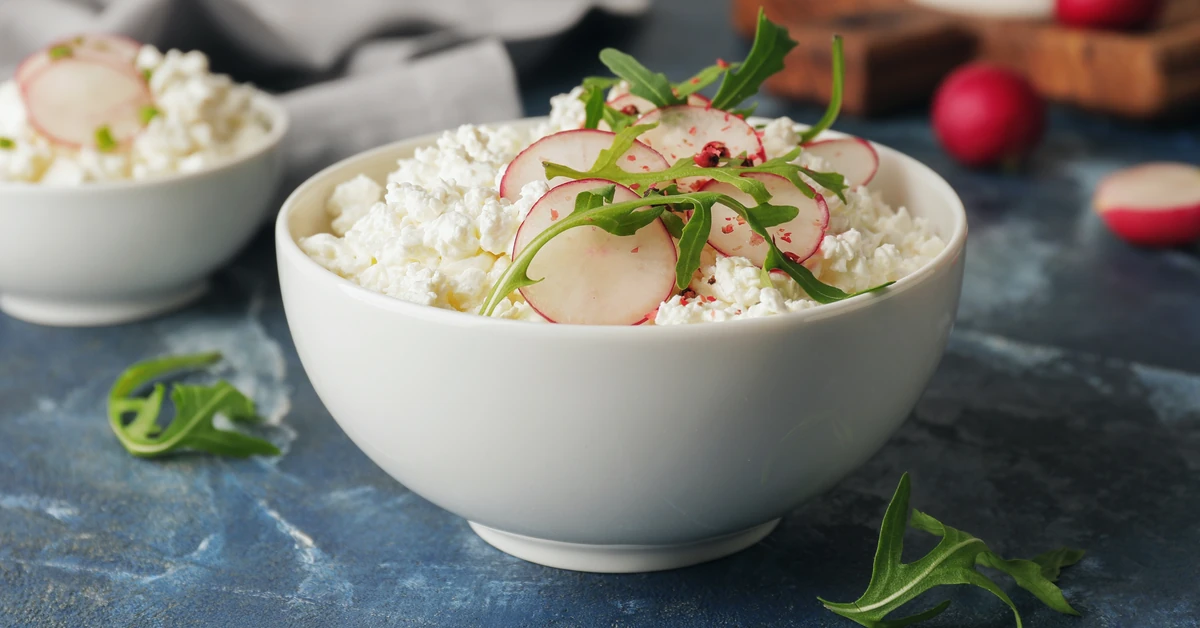 Szybka sałatka z serka wiejskiego od siostry Anastazji. Dobra nie tylko na śniadanie