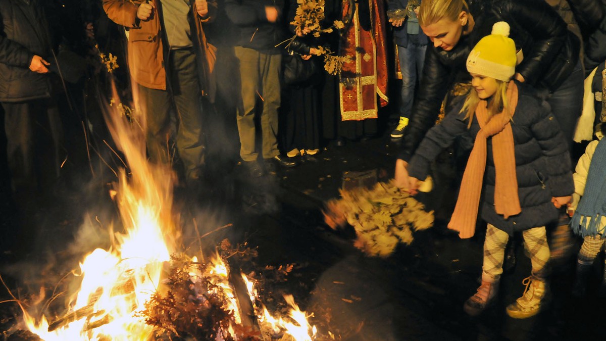 Paljenje Badnjaka u sabornoj crkvi u Nisu K Kamenov