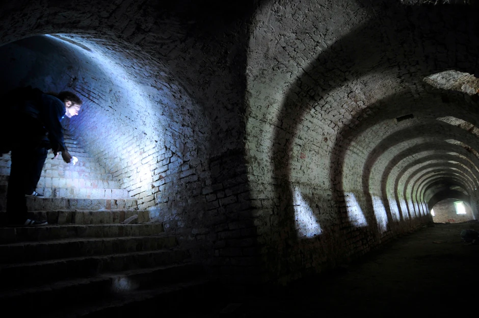 U donjem delu tvrđave postoji čak 47 slobodnih ulaza. Najopasnije je u desnom pentagramu, na dubini između 14 i 22 metra pod zemljom