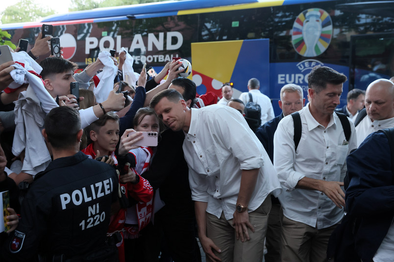 Tłum kibiców powitał Polaków w Niemczech. Lewandowski przed hotelem rozdawał autografy