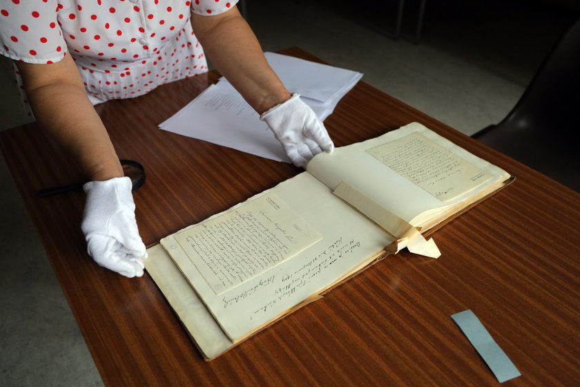 Wnuczka profesor Stefanii Skwarczyńskiej przekazała spuściznę po babci Bibliotece Uniwersytetu Łódzkiego