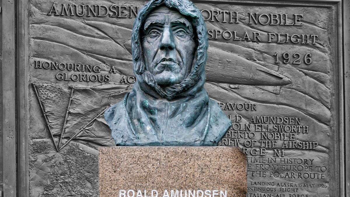 Roald Amundsen to norweski polarnik i pierwszy zdobywca bieguna południowego. Amundsen i czterej jego towarzysze zdobyli biegun 14 grudnia 1911 roku, na pięć tygodni przed przybyciem w to miejsce Roberta Falcona Scotta na czele ekspedycji „Terra Nova”. Amundsen jako pierwszy przebył także drogę łączącą Ocean Atlantycki i Spokojny, tzw. Przejście Północno-Zachodnie prowadzące przez Ocean Arktyczny wzdłuż północnego wybrzeża Kanady (1903-1906). Roald Amundsen zaginął w 1928 roku, ruszając na pomoc Umberto Nobilemu, który przepad bez wieści podczas lotu sterowcem „Italia” nad Arktyką. 