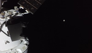 Orion sa Mesecom u daljini, uhvaćeno kamerom na vrhu jednog od solarnih krila kapsule 3. aprila