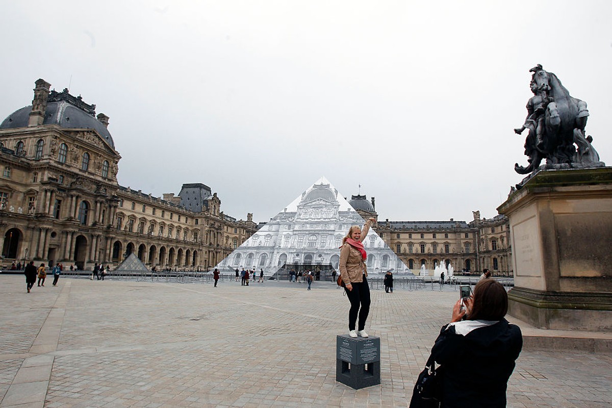 Złodzieje włamali się do Luwru. Są wstępne ustalenia śledczych